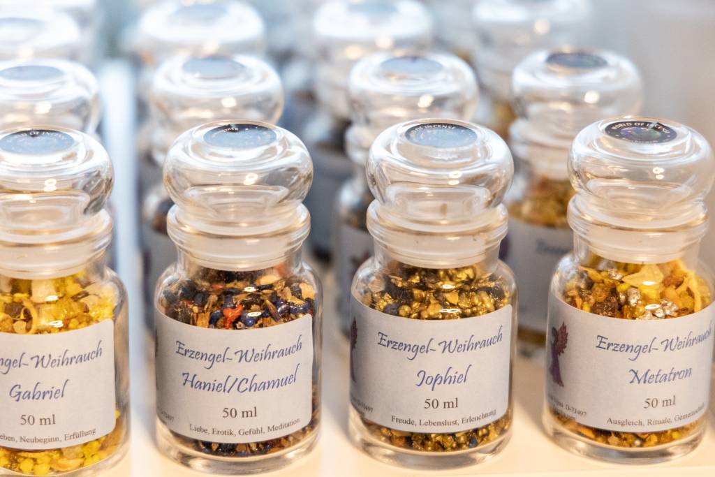 Räucherwerk - zahlreiche Kräuter, Harze und Hölzer